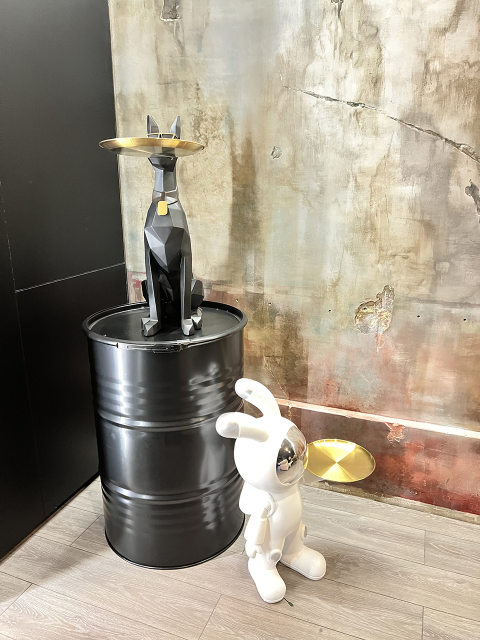 Sculpture dog with iron tray