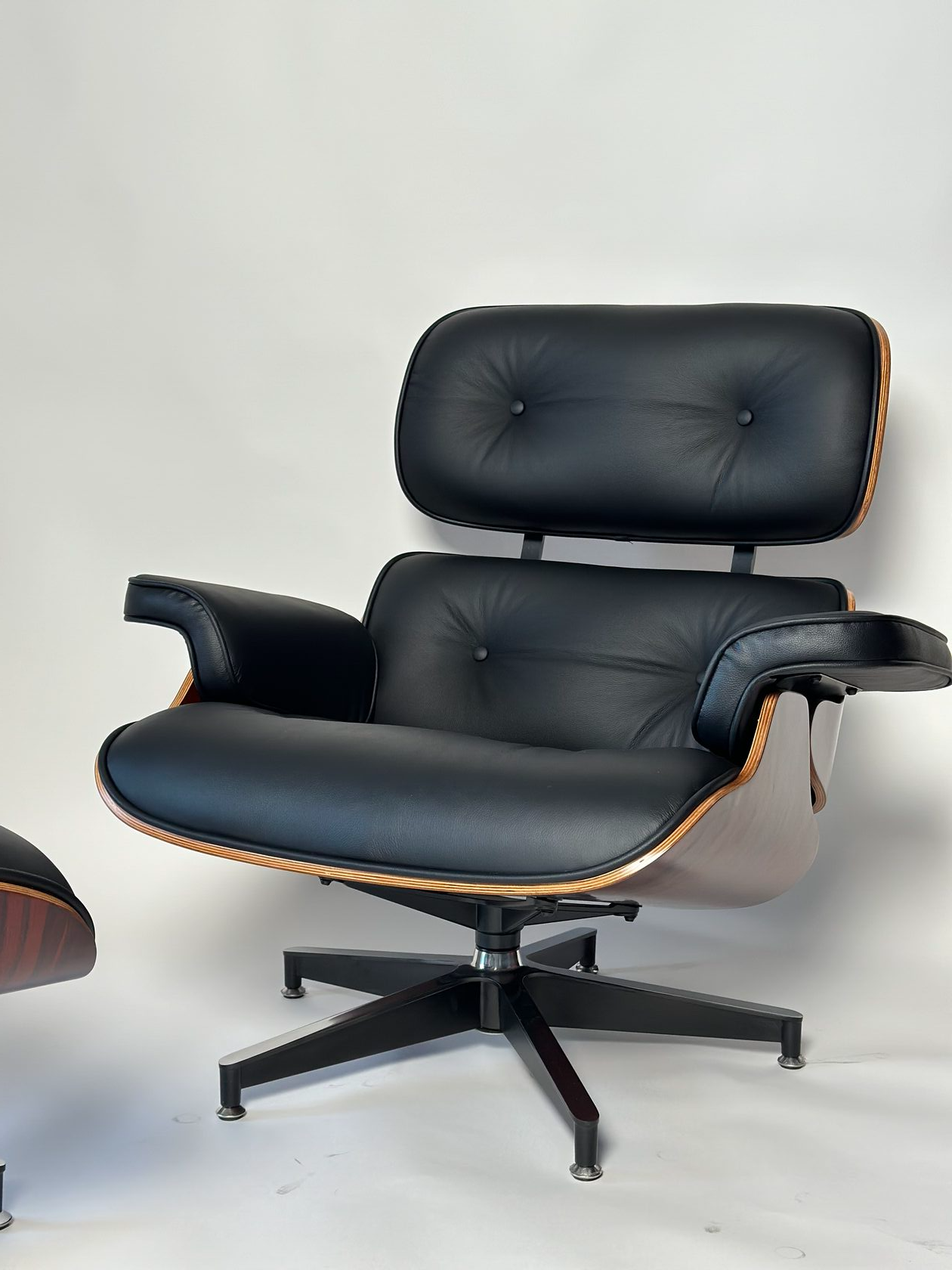 Eames Lounge Chair replica. 8Ellement
