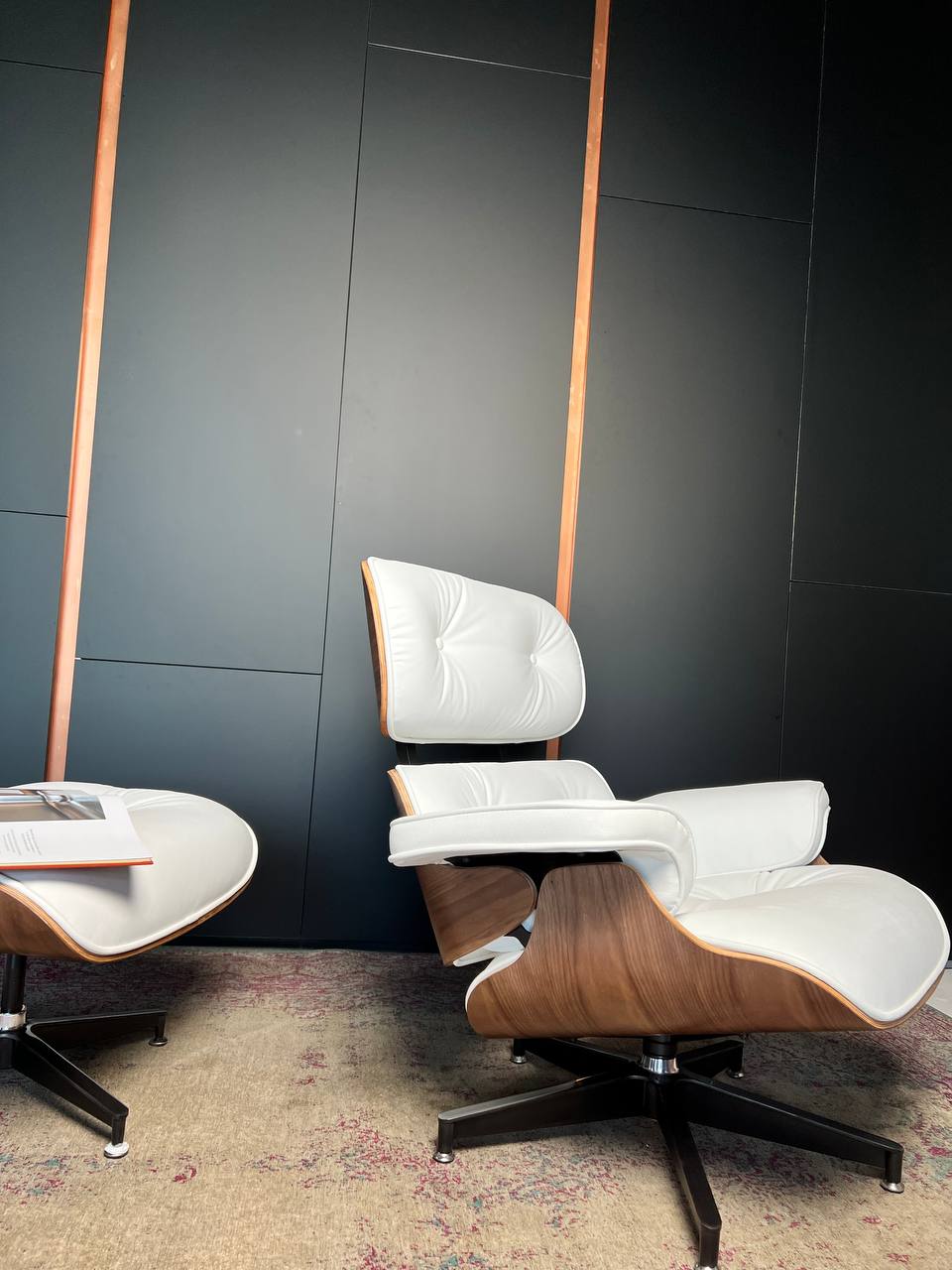 Eames Lounge Chair replica. 8Ellement