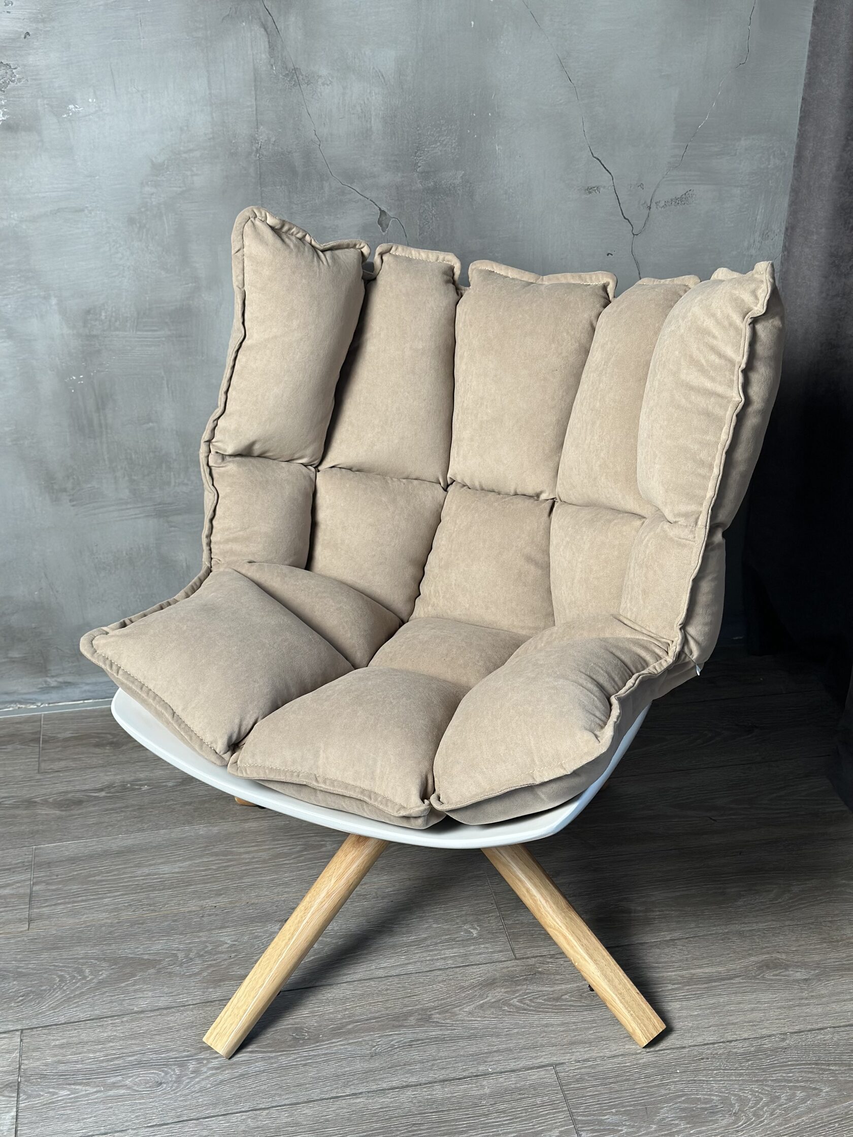 HUSK chair. 8Ellement