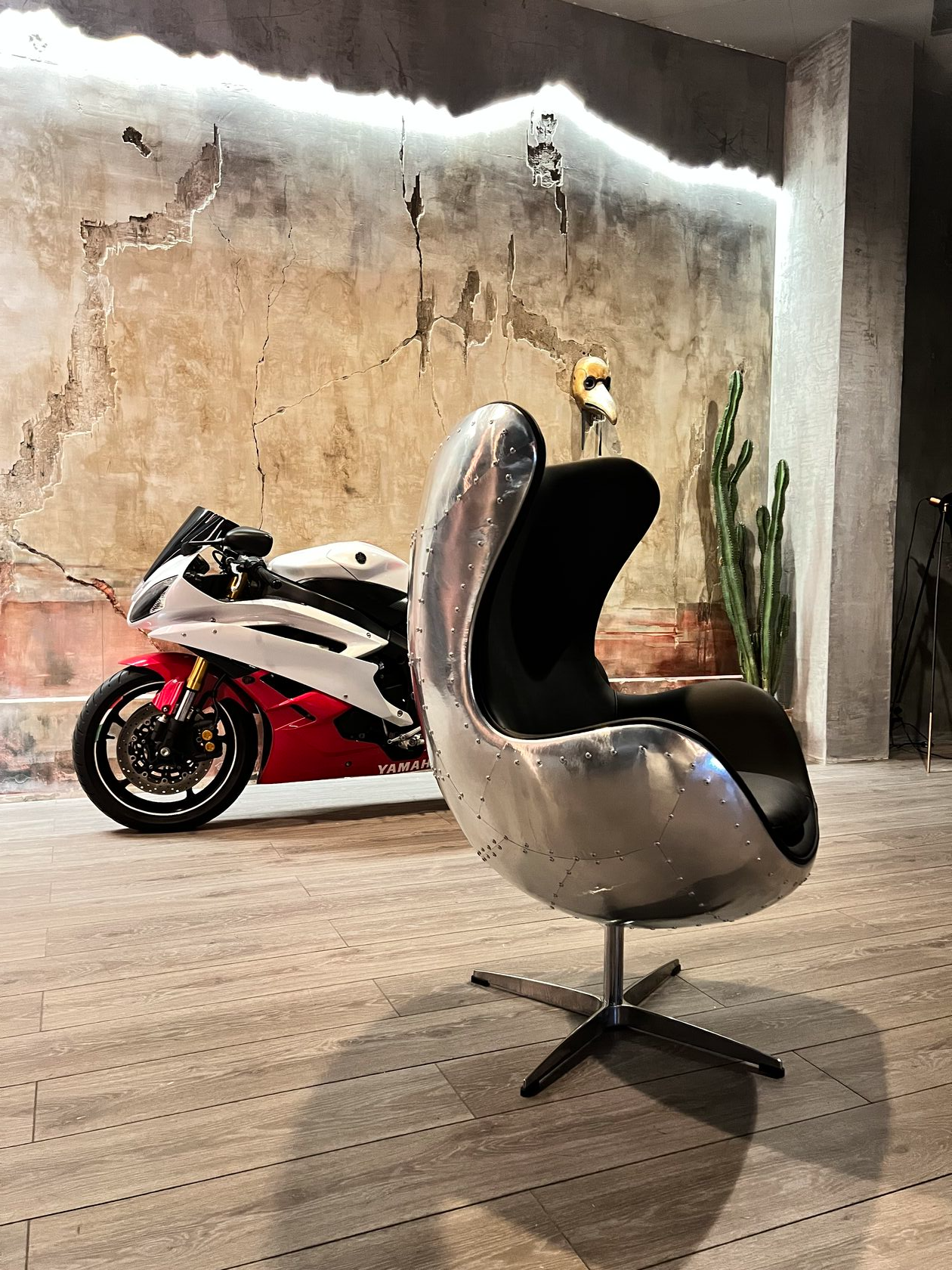 Aviator egg chair. 8Ellement