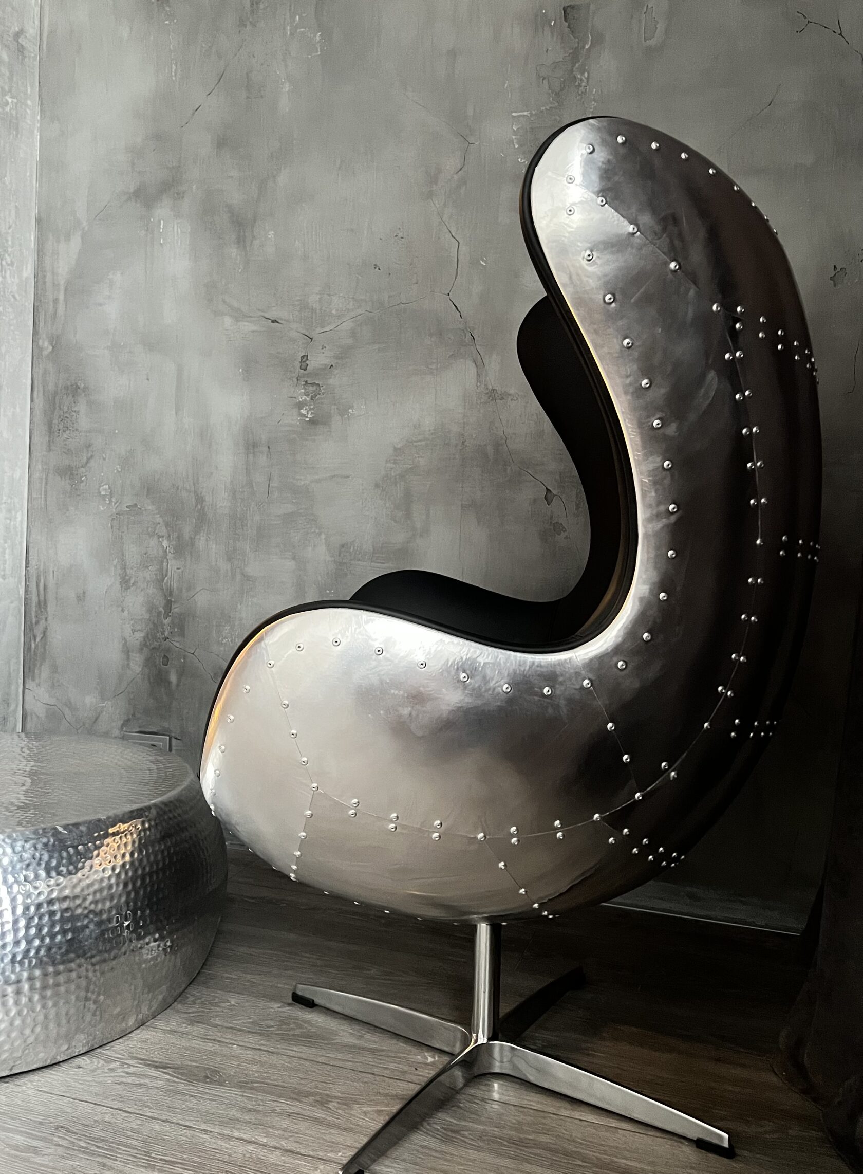 Aviator egg chair. 8Ellement