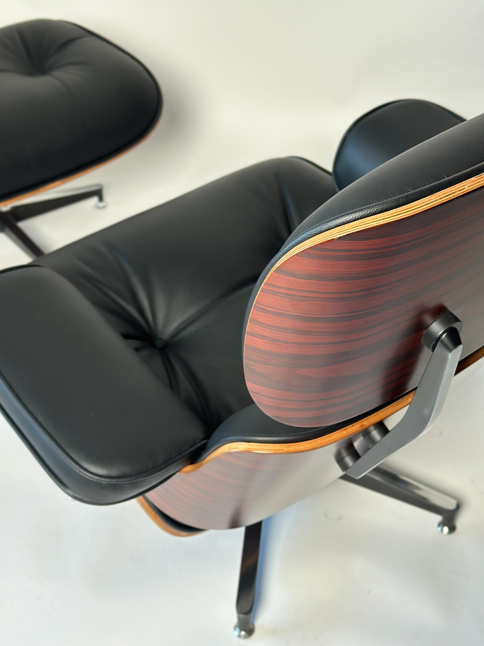 Eames Lounge Chair replica. 8Ellement