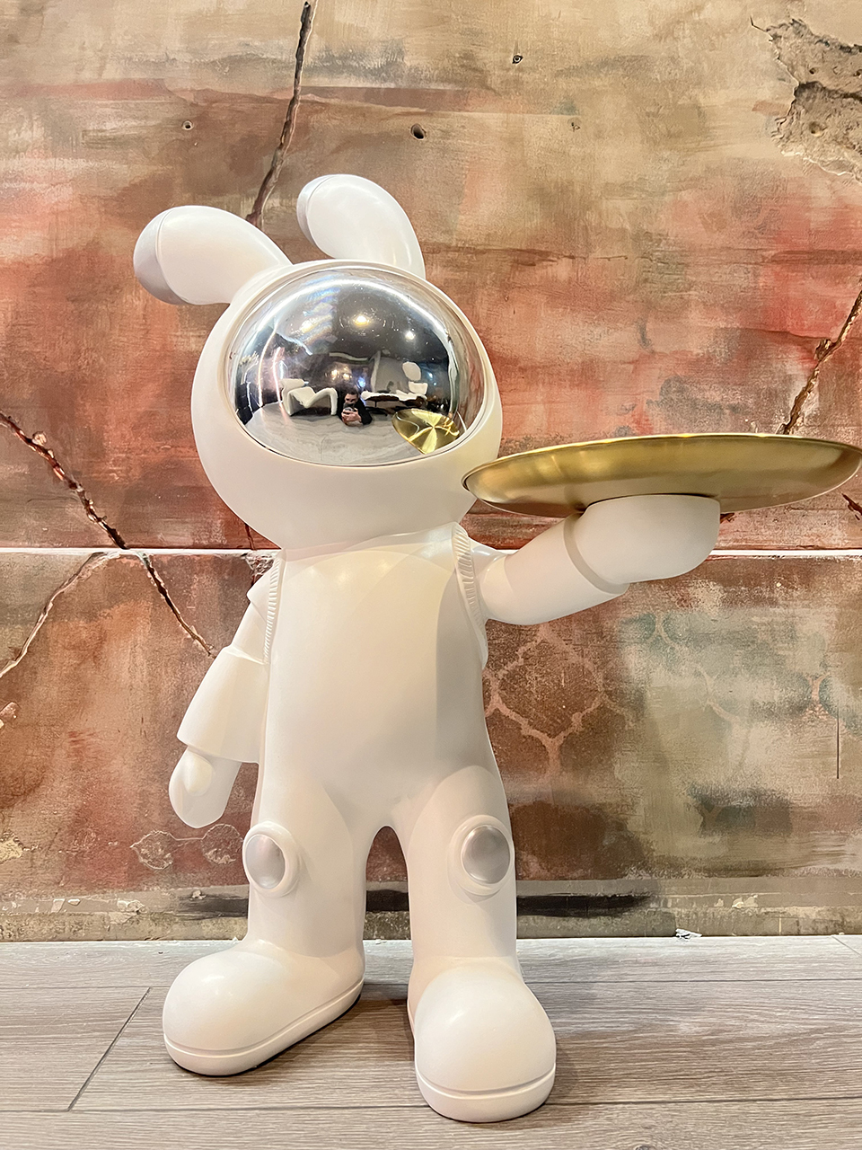 Sculpture rabbit with iron tray