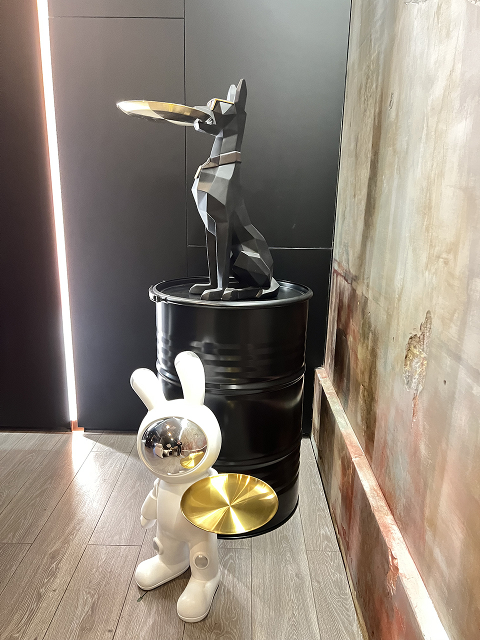 Sculpture rabbit with iron tray